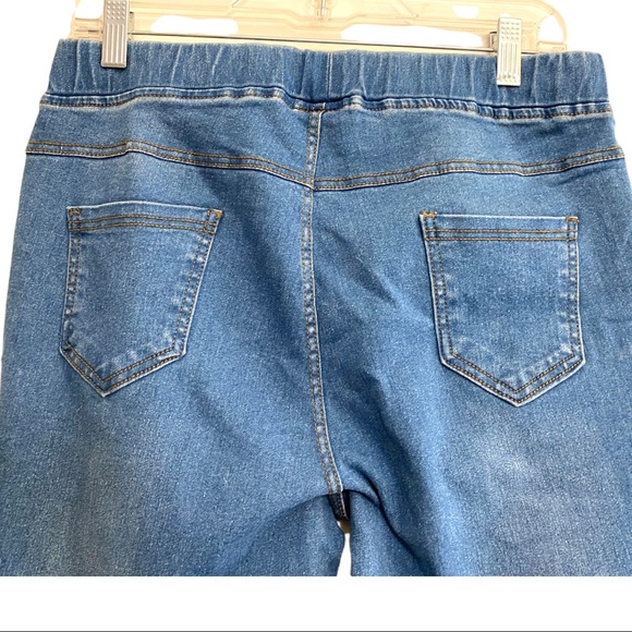 ❌SOLD❌ 3/$15 💙Frayed Hem Distressed Jeggings - Picture 5 of 10